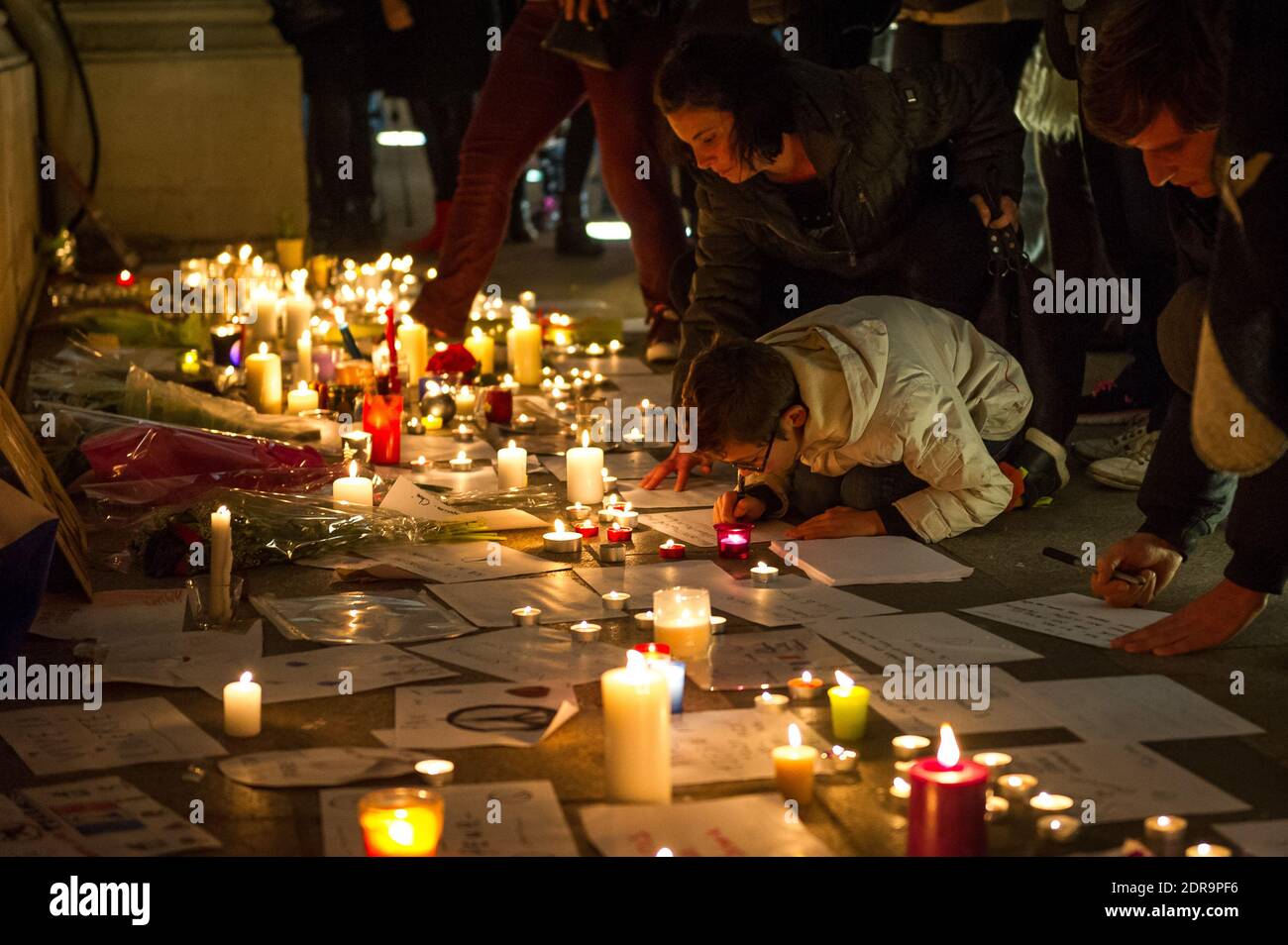 In der französischen Alpenstadt Annecy am 16. November 2015 versammeln sich Menschen, um den Opfern einer Reihe von Terroranschlägen in Paris in der Nacht vom 13. Auf den 14. November, bei denen 129 Menschen getötet und 352 verletzt wurden, Respekt zu zollen. Foto von Bertrand Gilles/ABACAPRESS.COM Stockfoto