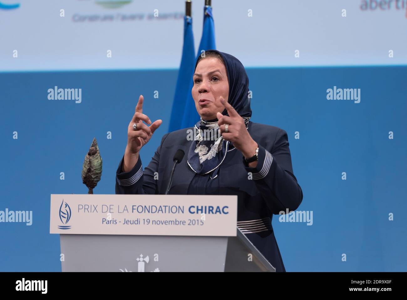 Latifa Ibn Ziaten hält ihre Rede, nachdem sie den Preis für Konfliktprävention im Rahmen der jährlichen Preisverleihung der Chirac Foundation 2015 am 19. November 2015 im Quai Branly Museum in Paris, Frankreich, erhalten hat. Foto von Jacques Witt/Pool/ABACAPRESS.COM Stockfoto