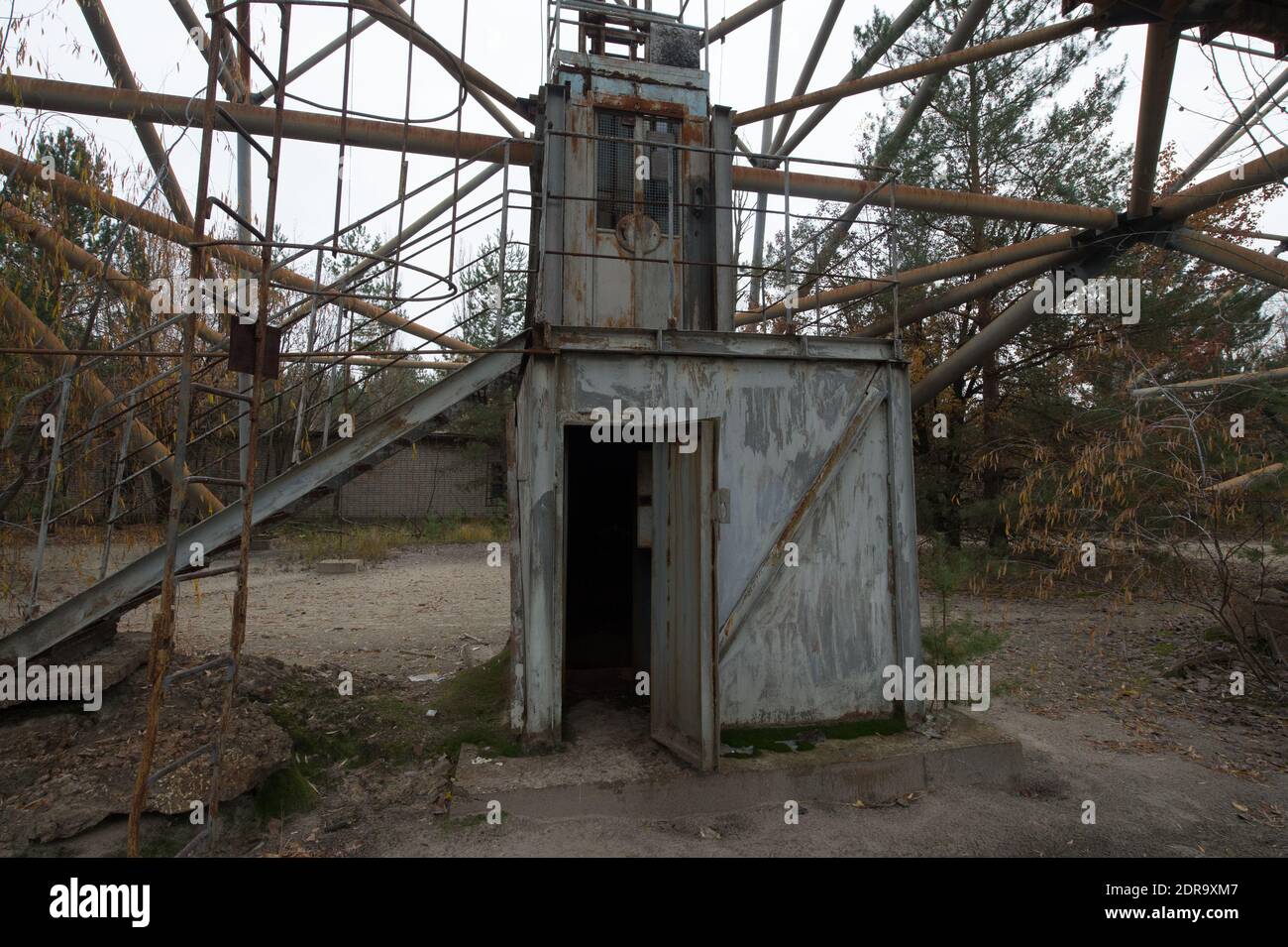 Das Duga-1-Array, ein OTC-Radarsystem, das als Teil des sowjetischen ABM-Frühwarnnetzes in der Nähe von Tschernobyl eingesetzt wird. Tschernobyl im November 2015. Die Tschernobyl-Katastrophe (auch als Tschernobyl-Unfall oder einfach nur Tschernobyl bezeichnet) war ein katastrophaler nuklearer Unfall, der sich am 26. April 1986 im Kernkraftwerk Tschernobyl in der Stadt Pripyat in der Ukraine ereignete (damals offiziell die ukrainische SSR), Die unter der direkten Zuständigkeit der zentralen Behörden der Sowjetunion stand. Bei einer Explosion und einem Brand wurden große Mengen radioaktiver Partikel in die Atmosphäre freigesetzt. Stockfoto