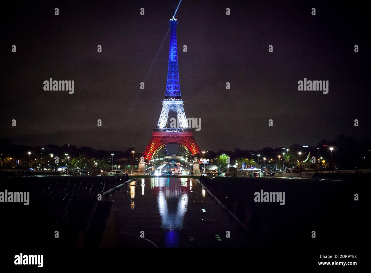 Der beleuchtete Eiffelturm erstrahlt in den leuchtenden Farben der französischen Nationalflagge, der 'Tricolor', in Paris, Frankreich, am 19. November 2015. Bei einer Reihe von Terroranschlägen in Paris in der Nacht vom 13. November auf den 14. November 2015 wurden mindestens 129 Menschen getötet und 350 Menschen verletzt. Foto von Audrey Poree/ ABACAPRESS.COM Stockfoto