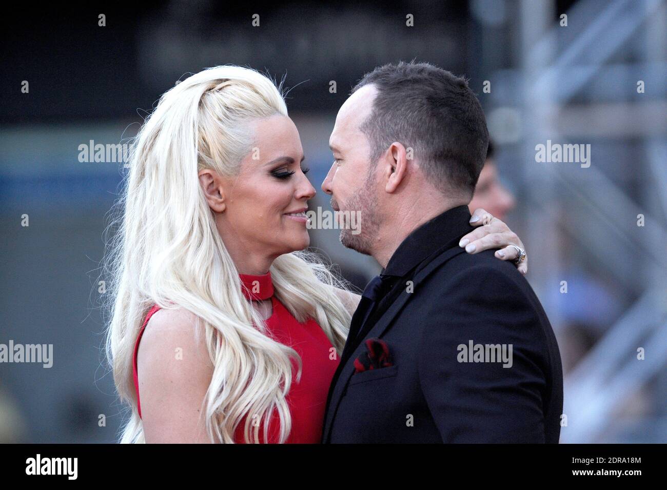 Jenny McCarthy und Donnie Wahlberg nehmen am 22. November 2015 an den American Music Awards 2015 im Microsoft Theater in Los Angeles, CA, USA Teil. Foto von Lionel Hahn/ABACAPRESS.COM Stockfoto
