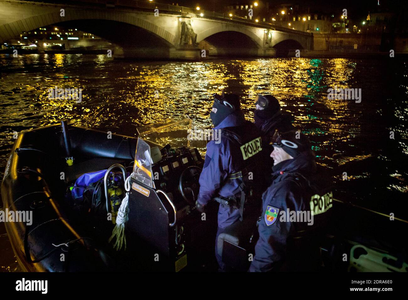 ALLE GESICHTER VON POLIZISTEN und SOLDATEN MÜSSEN VOR JEDER VERÖFFENTLICHUNG VERWISCHT werden - die französische Polizei kontrolliert die Flussboote in Paris, frankreich, am 26. November 2015. Foto von Audrey Poree/ ABACAPRESS.COM Stockfoto