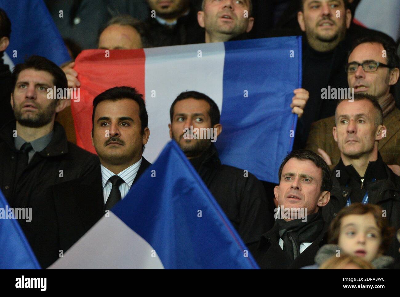 Cheikh Tamim ben Hamad Al Thani und Manuel Valls besuchen am 28. November 2015 die französische Ligue 1 zwischen Paris Saint-Germain und ESTAC Troyes im Parc des Princes, Paris, Frankreich. PSG gewann 4:1. Foto von Christian Liewig/ABACAPRESS.COM Stockfoto