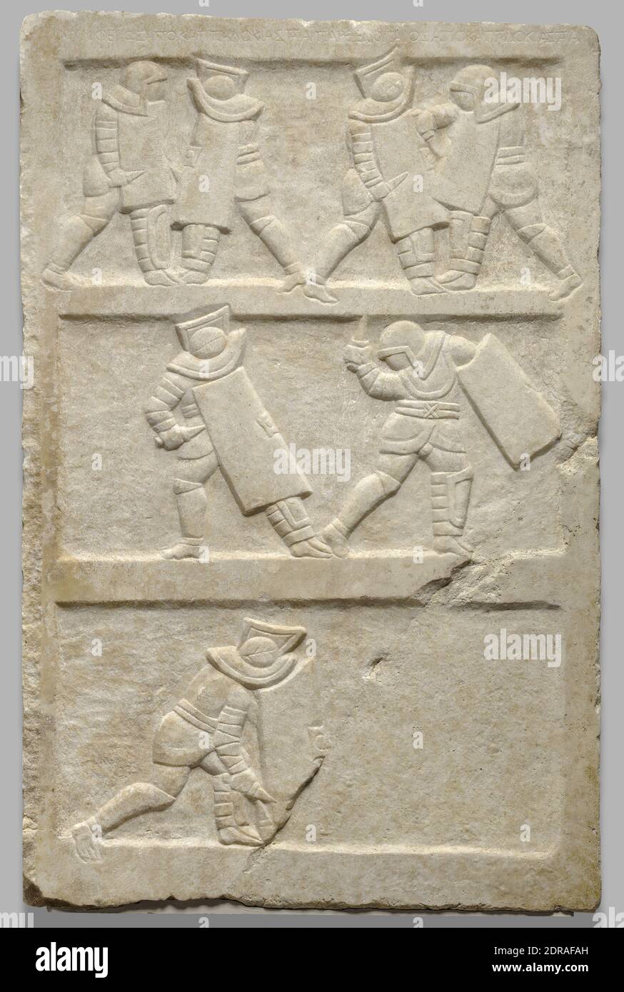 Relief mit Gladiatoren, ca. 2. Jahrhundert n. Chr., Marmor, 122.6 × 80.2 × 6.2 cm (48 1/4 × 31 9/16 × 2 7/16 in.), Gladiatorenspiele entstanden als Begräbtsriten, in denen der Verstorbene durch körperliche Wettbewerbe gefeiert wurde. Aus diesem Grund wurden Reliefdarstellungen von Gladiatorenkämpfen manchmal als Grabzeichen verwendet – wahrscheinlich nicht für Gladiatoren selbst, sondern für diejenigen, deren Leben solche Spiele vielleicht erinnert haben. Die Spiele waren besonders beliebt während des Römischen Reiches; in der Tat, die meisten der bekannten Grabdarstellungen von Gladiatoren sind Imperial in Datum. Stockfoto