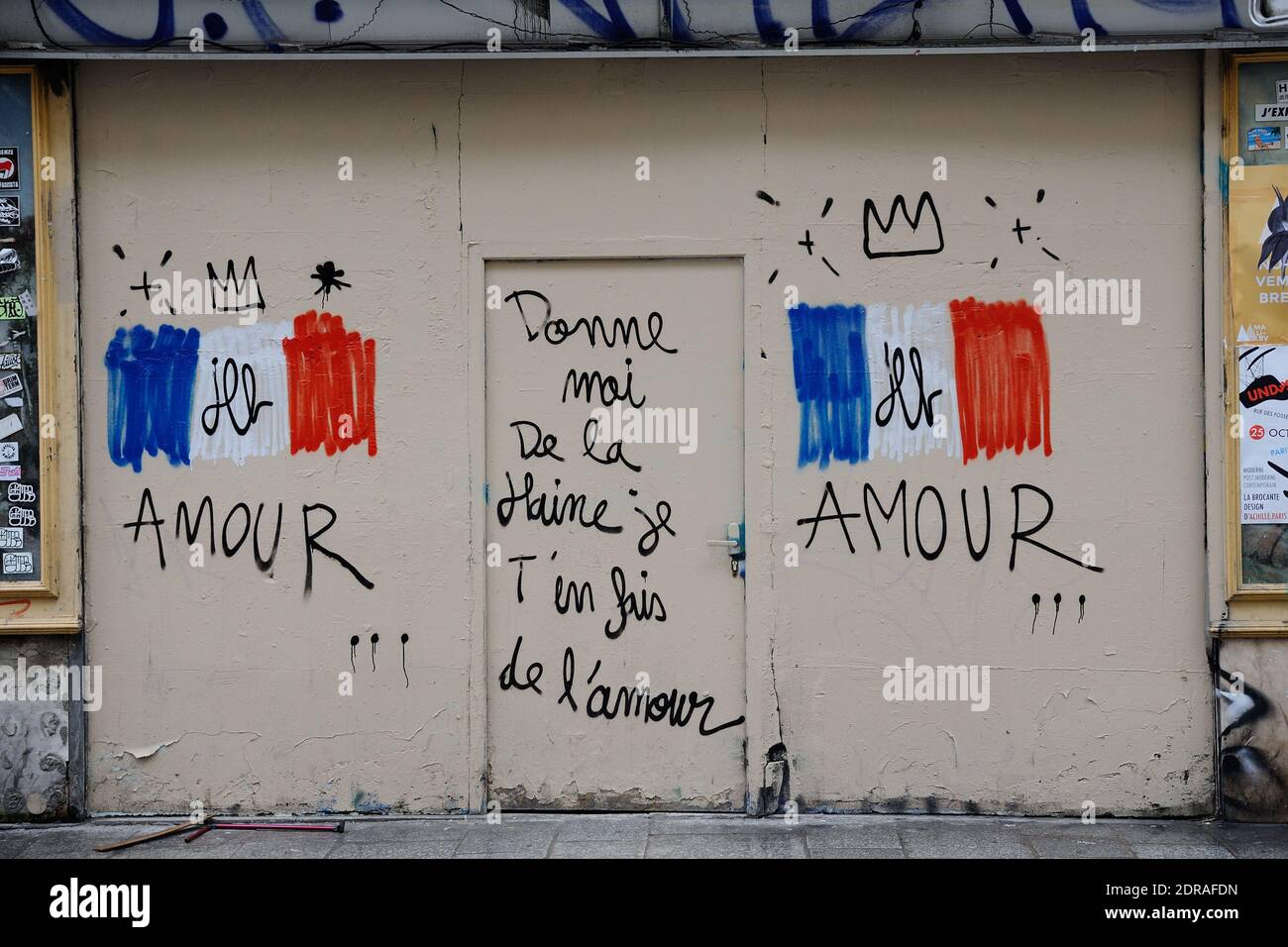 Streetart, um seine Ablehnung gegenüber den Terroranschlägen auszudrücken, die eine Woche zuvor in Paris am Abend des 13. November stattgefunden haben. Paris, Frankreich am 24. November 2015. Foto von Aurore Marechal/ABACAPRESS.COM Stockfoto