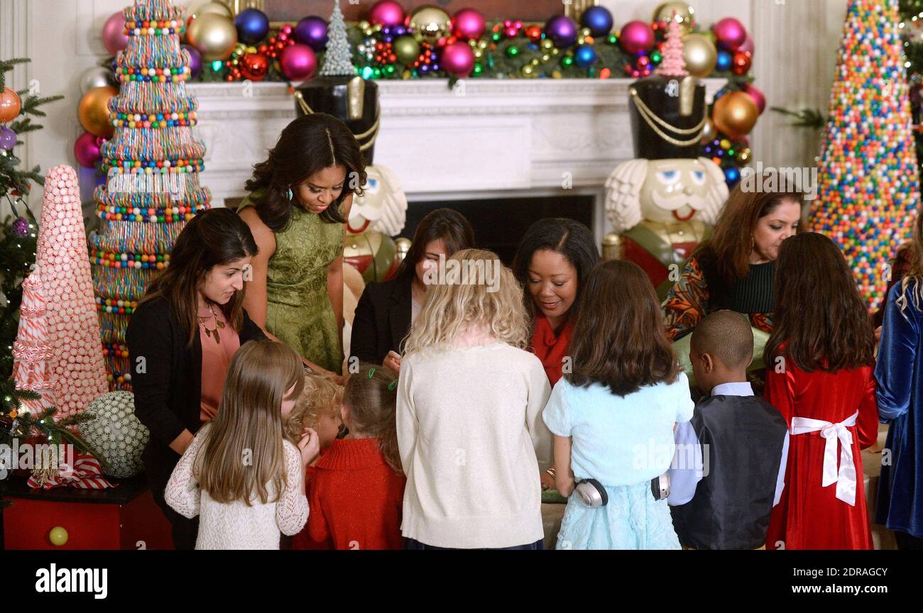 US-First Lady Michelle Obama spricht mit Militärkindern, als sie am 2. Dezember 2015 im Weißen Haus in Washington, DC, eine Vorschau auf das Weihnachtsdekor 2015 veranstaltet. Foto von Olivier Douliery/ABACAPRESS.COM Stockfoto