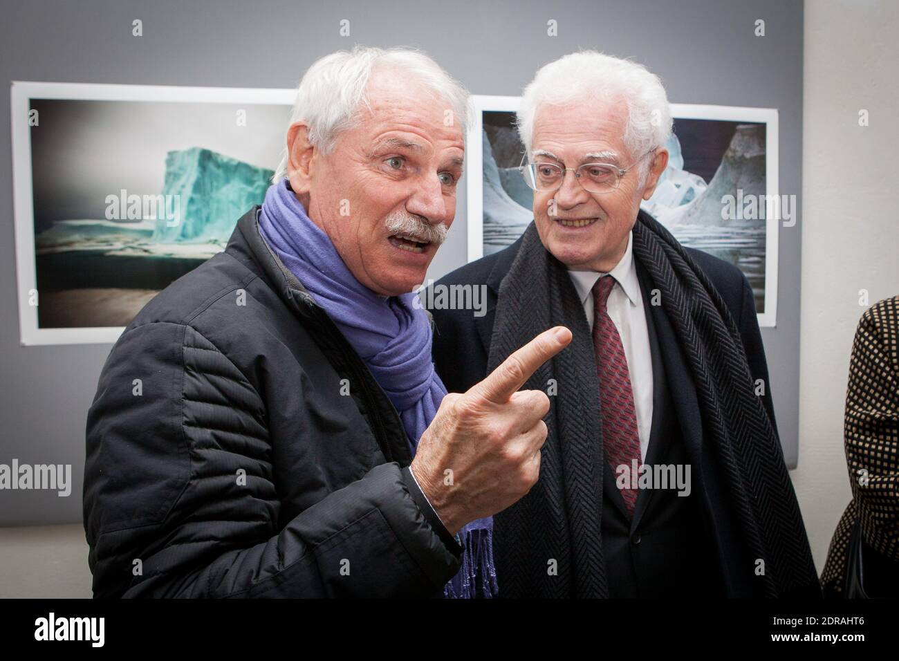 Yann Arthus-Bertrand und Lionel Jospin bei der Ausstellung Fotografie von Sebastian Copeland von Napapiri «Arctica, der verschwindende Norden», die am 03. Dezember 2015 in der Galerie Yann Arthus-Bertrand in Paris, Frankreich, stattfand. Foto von Audrey Poree/ ABACAPRESS.COM Stockfoto