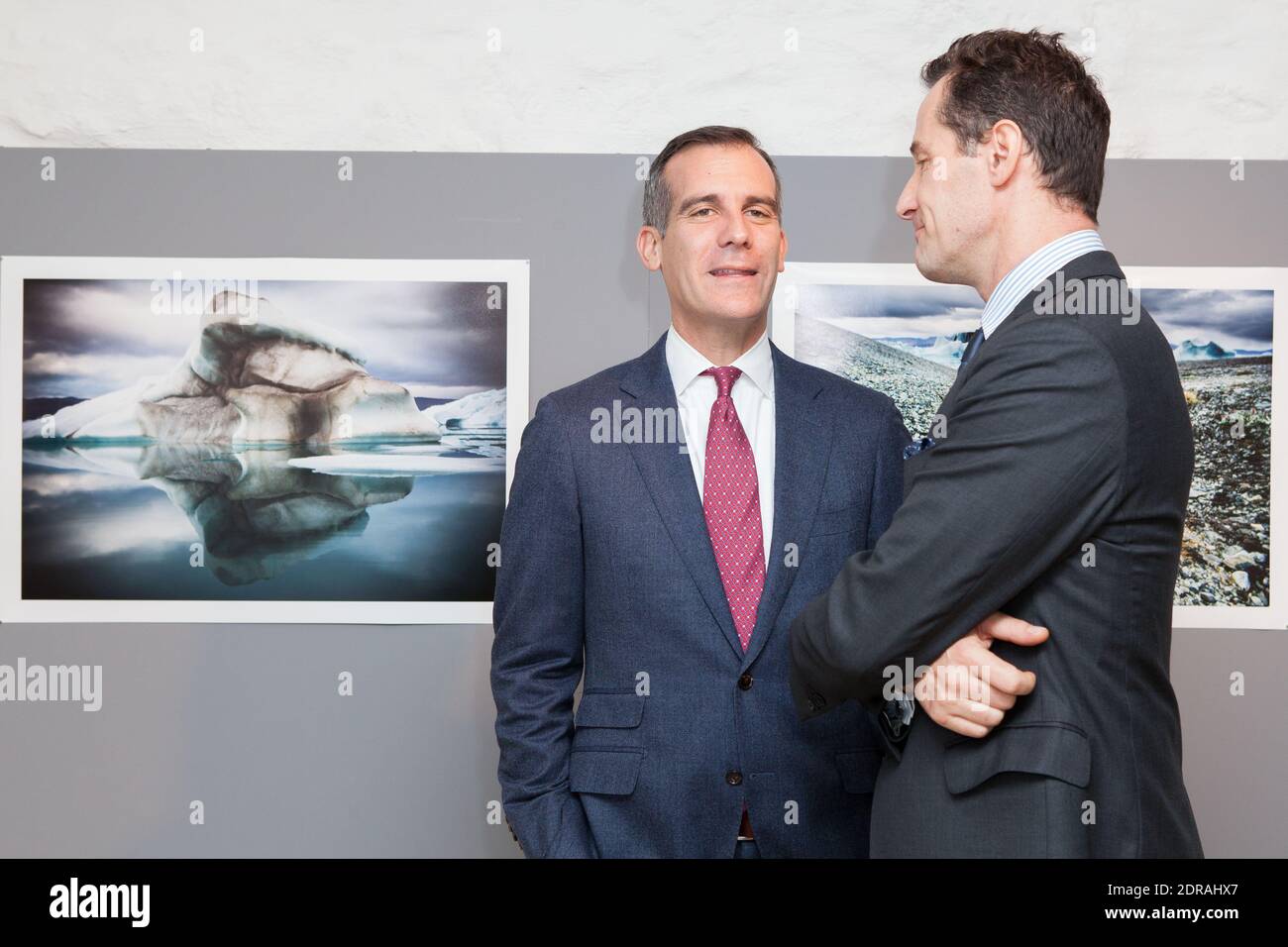 Der Bürgermeister von Los Angeles Eric Garcetti und Sebastian Copeland, die an der Ausstellung der Fotografie von Sebastian Copeland von Napapiri «Arctica, The Vanishing North» am 03. Dezember 2015 in der Galerie Yann Arthus-Bertrand in Paris, Frankreich, teilnehmen. Foto von Audrey Poree/ ABACAPRESS.COM Stockfoto