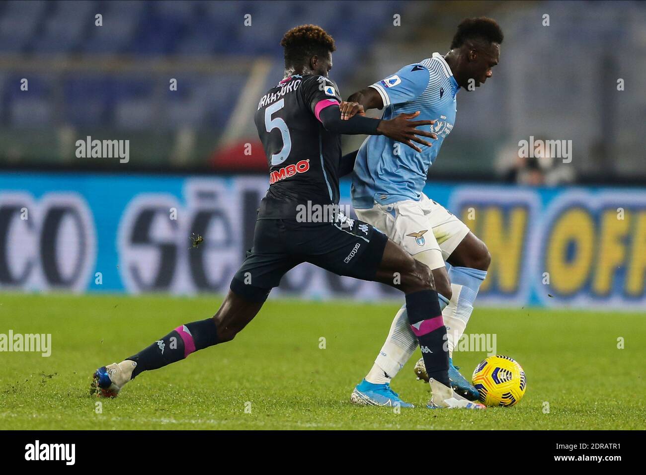SSC Napoli Französisch Mittelfeldspieler Tiemoue Bakayoko (L) Herausforderungen für die Ball mit LazioÕs ecuadorianischen Stürmer Felipe Caicedo während der Serie Ein Fußballspiel SS Lazio gegen SSC Napoli Stockfoto