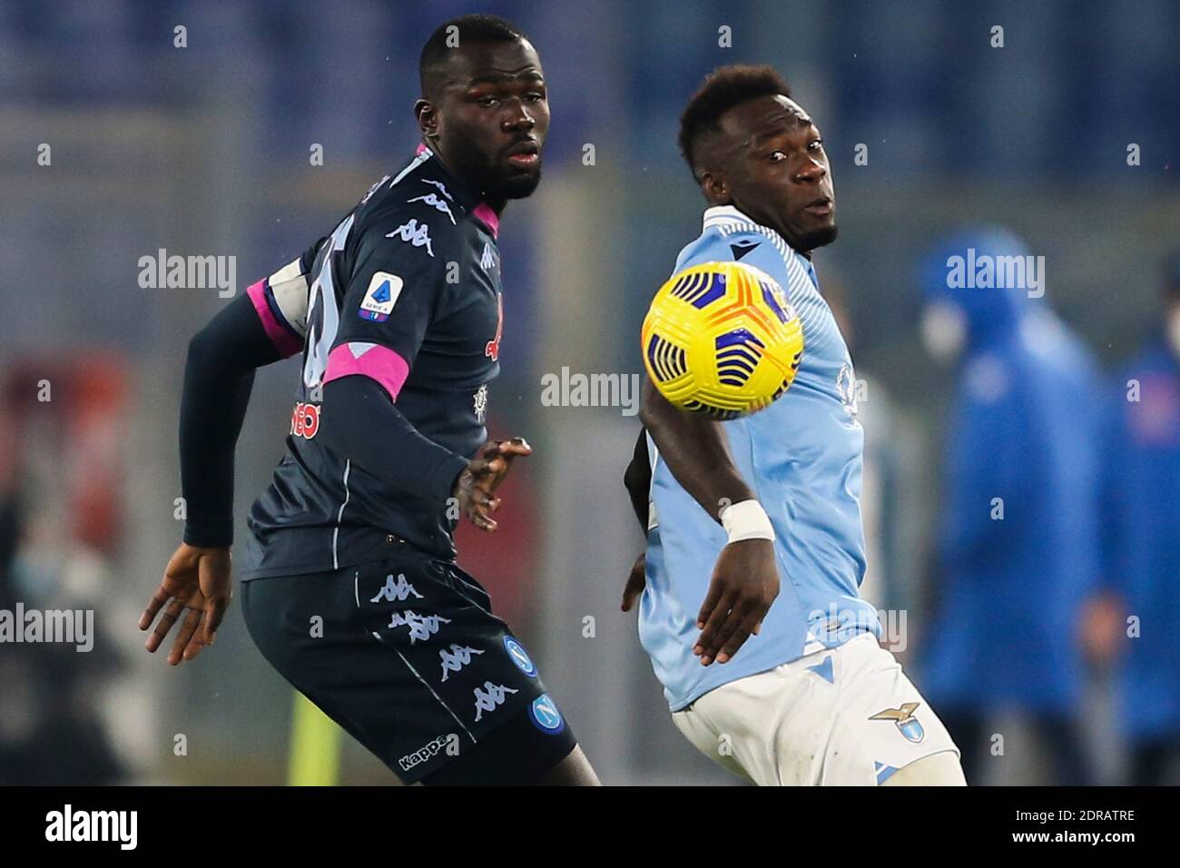 SSC Napoli senegalesischen Verteidiger Kalidou Koulibaly Herausforderungen für den Ball Mit Lazio ecuadorianischen Stürmer Felipe Caicedo während der Serie A Fußballspiel SS Lazio gegen SSC Neapel Stockfoto