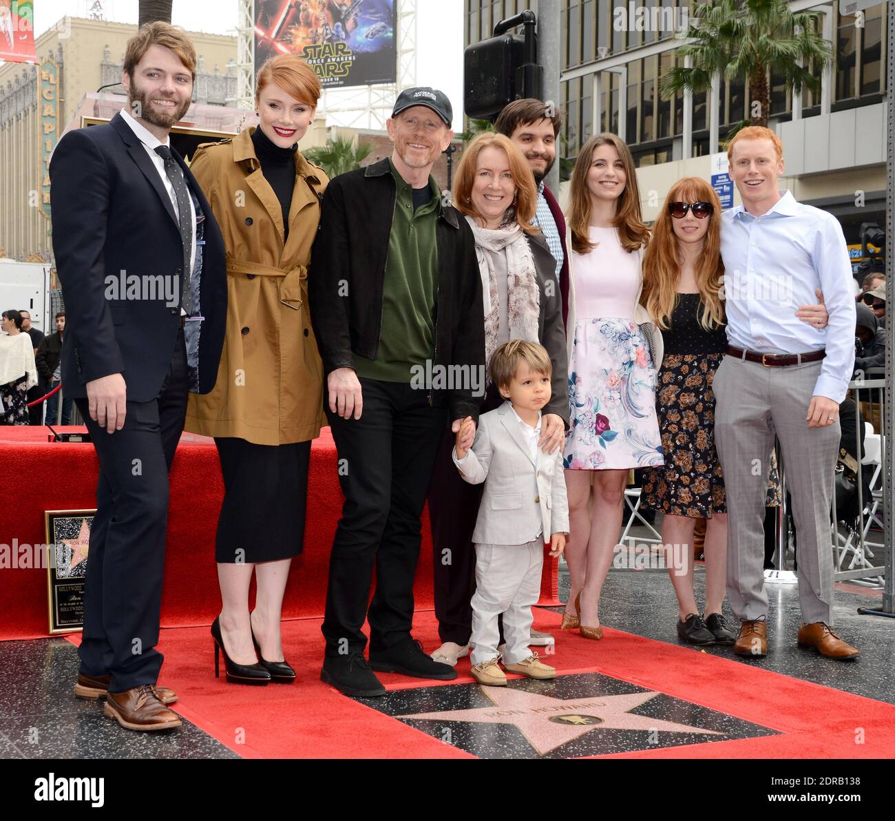 Seth Gabel, Bryce Dallas Howard, Cheryl Howard, Paige Howard und Reed Howard nehmen an der Zeremonie Teil, die Ron Howard am 10. Dezember 2015 mit seinem 2. Stern auf dem Hollywood Walk of Fame in Los Angeles, CA, USA, ehrt. Foto von Lionel Hahn/ABACAPRESS.COM Stockfoto