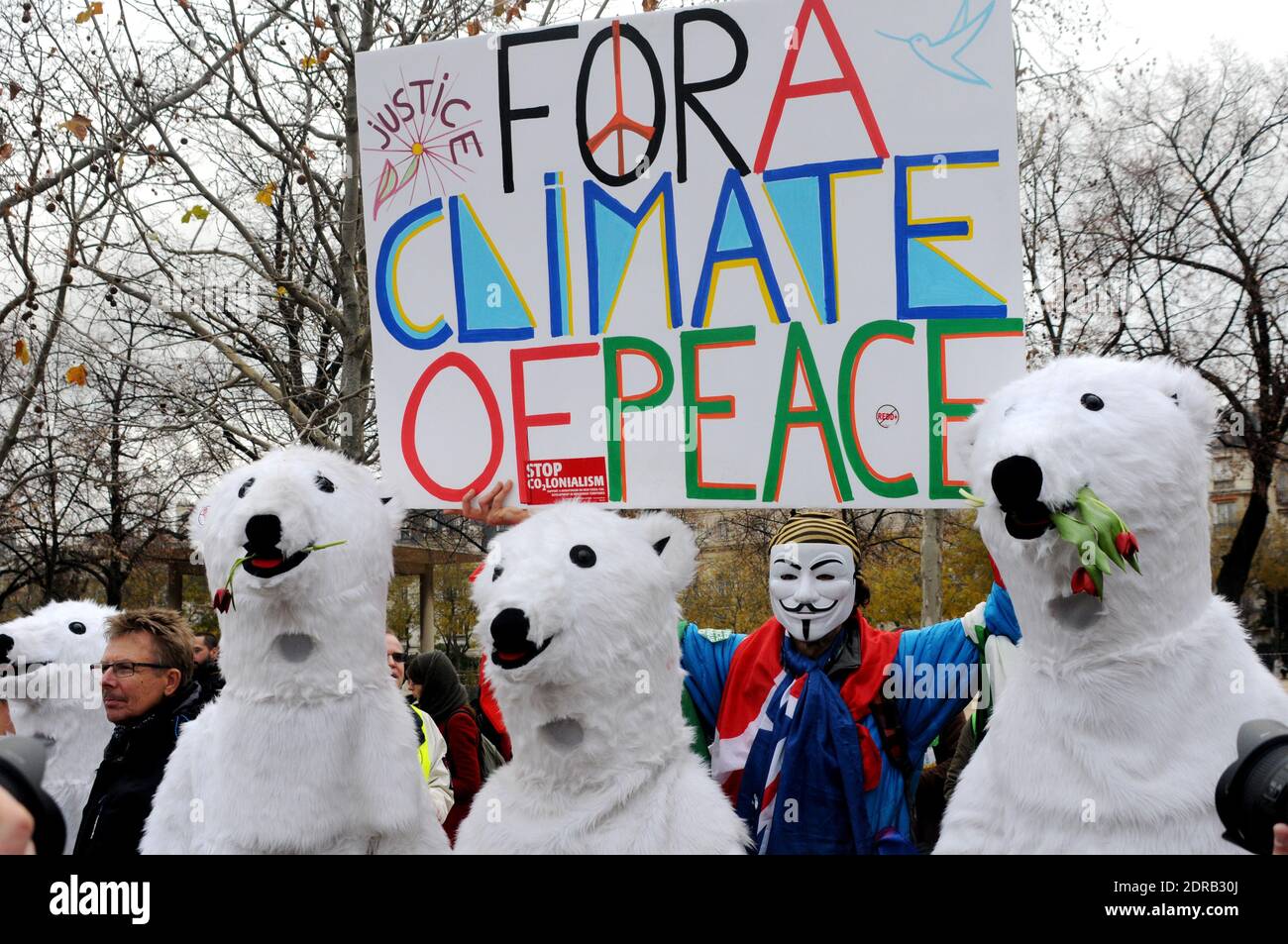 Menschen in Eisbären-Kostümen werden gesehen, während Aktivisten am 12. Dezember 2015 in der Nähe des Eiffelturms in Paris eine Demonstration inszenieren. Auf der Konferenz der Vereinten Nationen zum Klimawandel COP21 in Le Bourget, am Stadtrand von Paris, soll ein Abkommen von 195 Nationen zur Eindämmung der Emissionen von Wärmeeinfanggasen vorgestellt werden, die das Klimasystem der Erde zu verheerenden Schäden anrichten könnten. Foto von Alain Apaydin/ABACAPRESS.COM Stockfoto