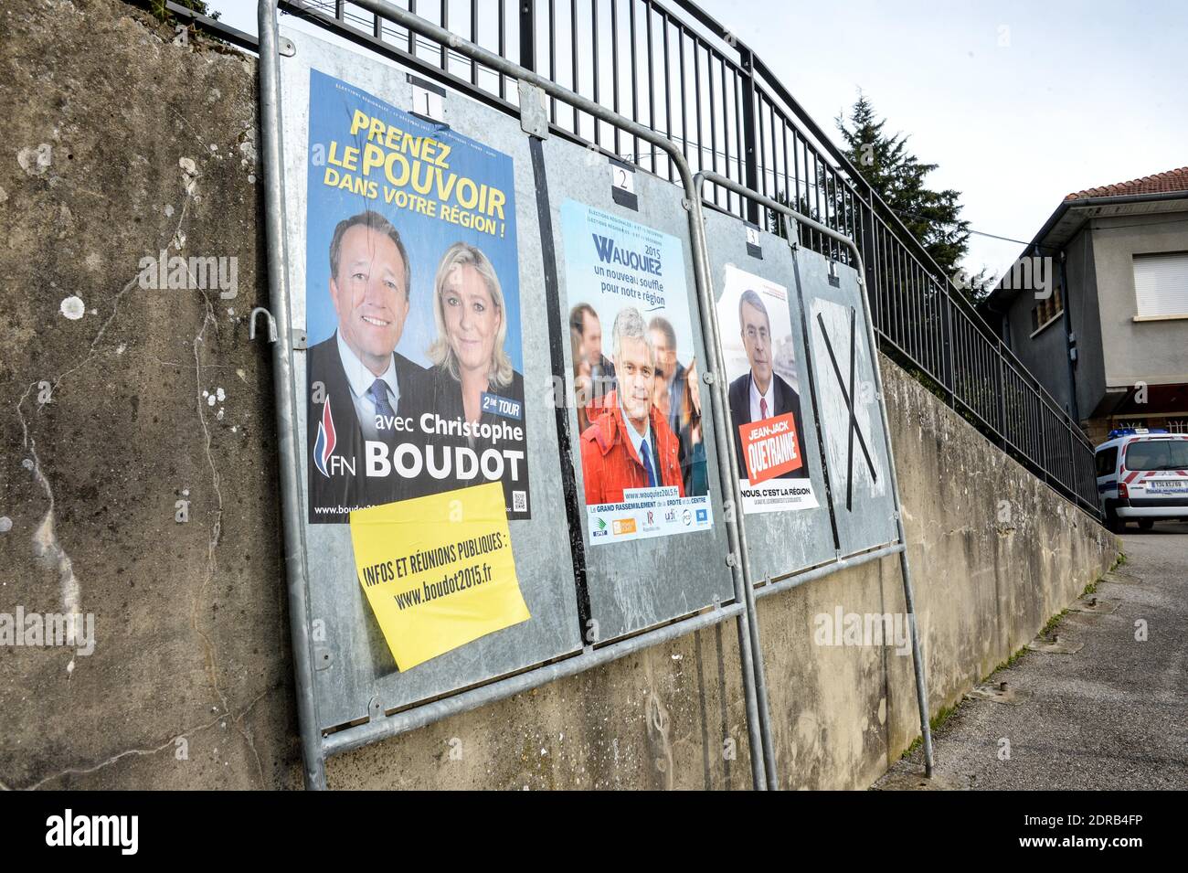 Exklusiv - Spitzenkandidat der französischen rechtsextremen Front National (FN) für die Regionalwahlen in der Region Rhone-Alpes Auvergne Christophe Boudot stimmt als Kandidat der Front National für die französischen Regionalwahlen in der Auvergne Rhône-Alpes in Limonest bei Lyon am 13. Dezember 2015. Foto von Julien Reynaud/APS-Medias/ABACAPRESS.COM Stockfoto