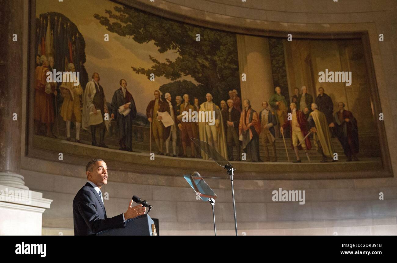 Präsident Barack Obama spricht unter einem Gemälde von Amerikas Gründervätern während einer Einbürgerungszeremonie für neue US-Bürger im National Archives in Washington, DC, USA, Dienstag, 15. Dezember 2015. Foto von Martin H. Simon/Pool/ABACAPRESS.COM Stockfoto