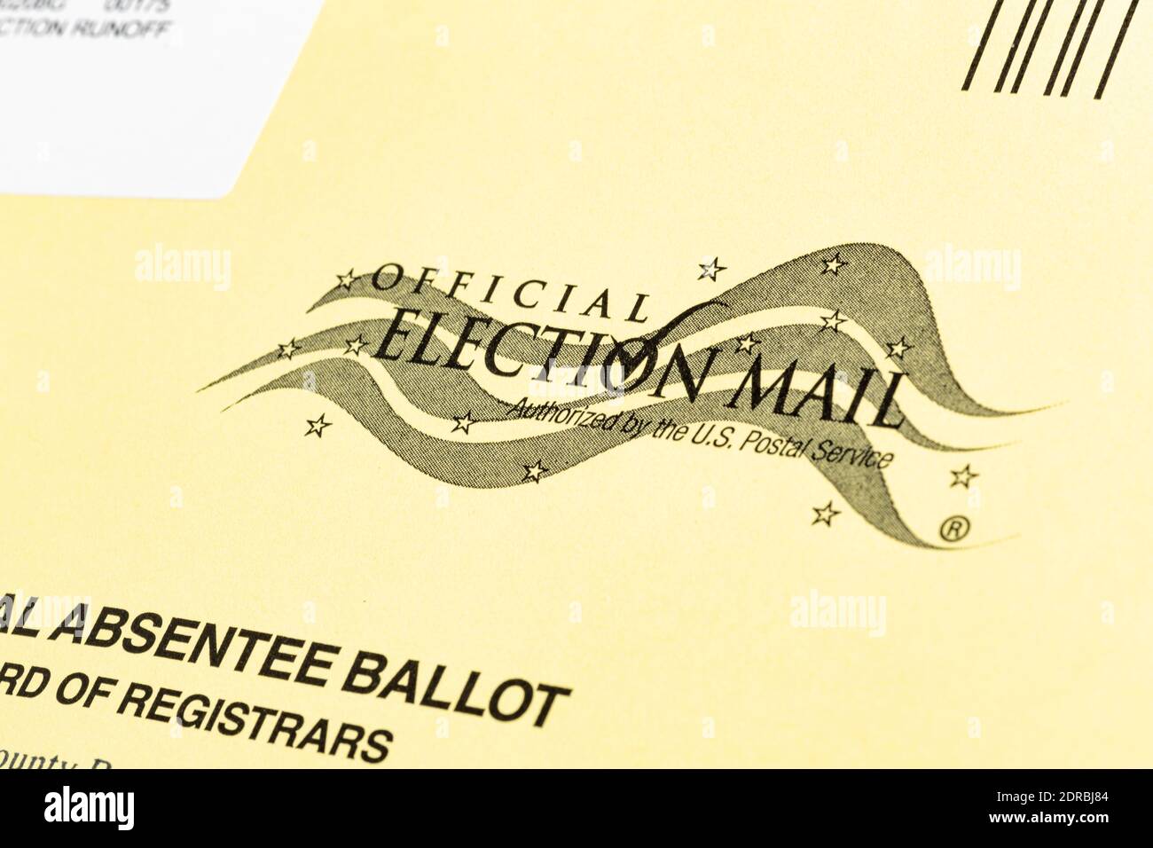 Vidalia, Georgia, USA - 16. Dezember 2020 - EINE Makroaufnahme des offiziellen US-Wahlbriefaufdrucks auf der Vorderseite eines gelben Umschlags. Stockfoto