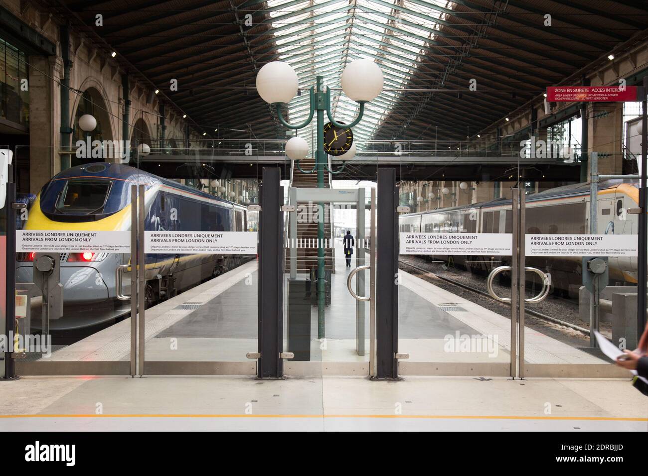 PORTIQUE DE SECURITE AUX ARRIVEES DU THALYS EN PROVENIENZ DE LONDRES - SECURITE GARE DU NORD SUITE AUX ATTENTATS DE PARIS Foto von Nasser Berzane/ABACAPRESS.COM Stockfoto