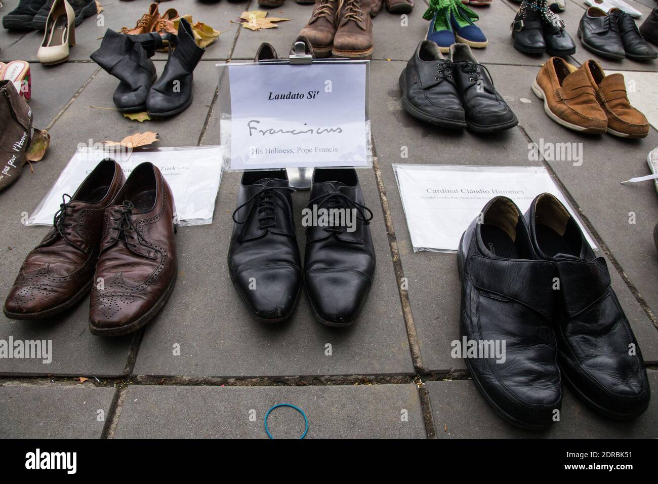 LE PAPE FRANCOIS - LES PERSONNALITES SE MOBILIZENT POUR 'CHAUSSURES EN MARCHE' PLACE DE LA REPUBLIQUE EN MARGE DE LA COP21 Foto von Nasser Berzane/ABACAPRESS.COM Stockfoto