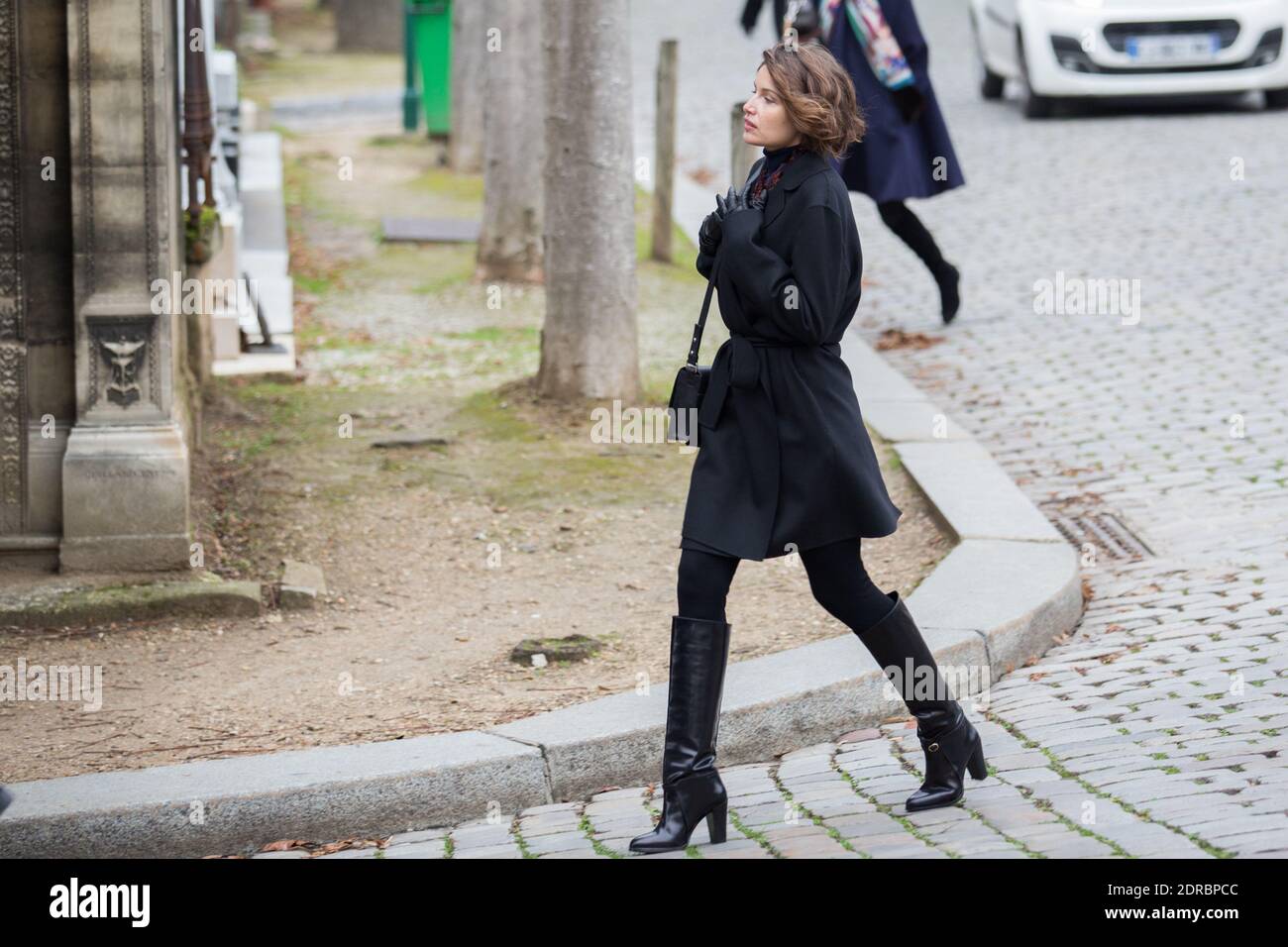 LAETITIA CASTA - HOMMAGE A LUC BONDY AU CIMETIERE DU PERE LACHAISE, PARIS, FRANKREICH FOTO VON NASSER BERZANE/ABACAPRESS.COM Stockfoto