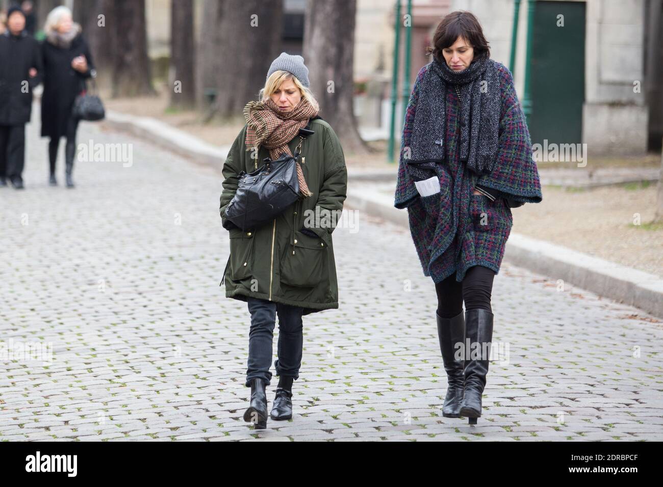 MARINA FOIS, CLOTILDE HESME - HOMMAGE A LUC BONDY AU CIMETIERE DU PERE LACHAISE, PARIS, FRANKREICH FOTO VON NASSER BERZANE/ABACAPRESS.COM Stockfoto