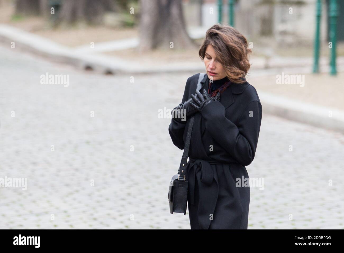 LAETITIA CASTA - HOMMAGE A LUC BONDY AU CIMETIERE DU PERE LACHAISE, PARIS, FRANKREICH FOTO VON NASSER BERZANE/ABACAPRESS.COM Stockfoto