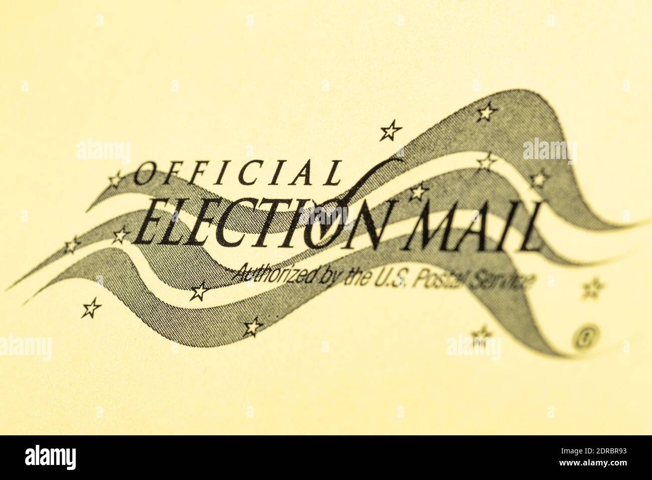 Vidalia, Georgia, USA - 16. Dezember 2020 - EINE Makroaufnahme des offiziellen US-Wahlbriefaufdrucks auf der Vorderseite eines gelben Umschlags. Stockfoto