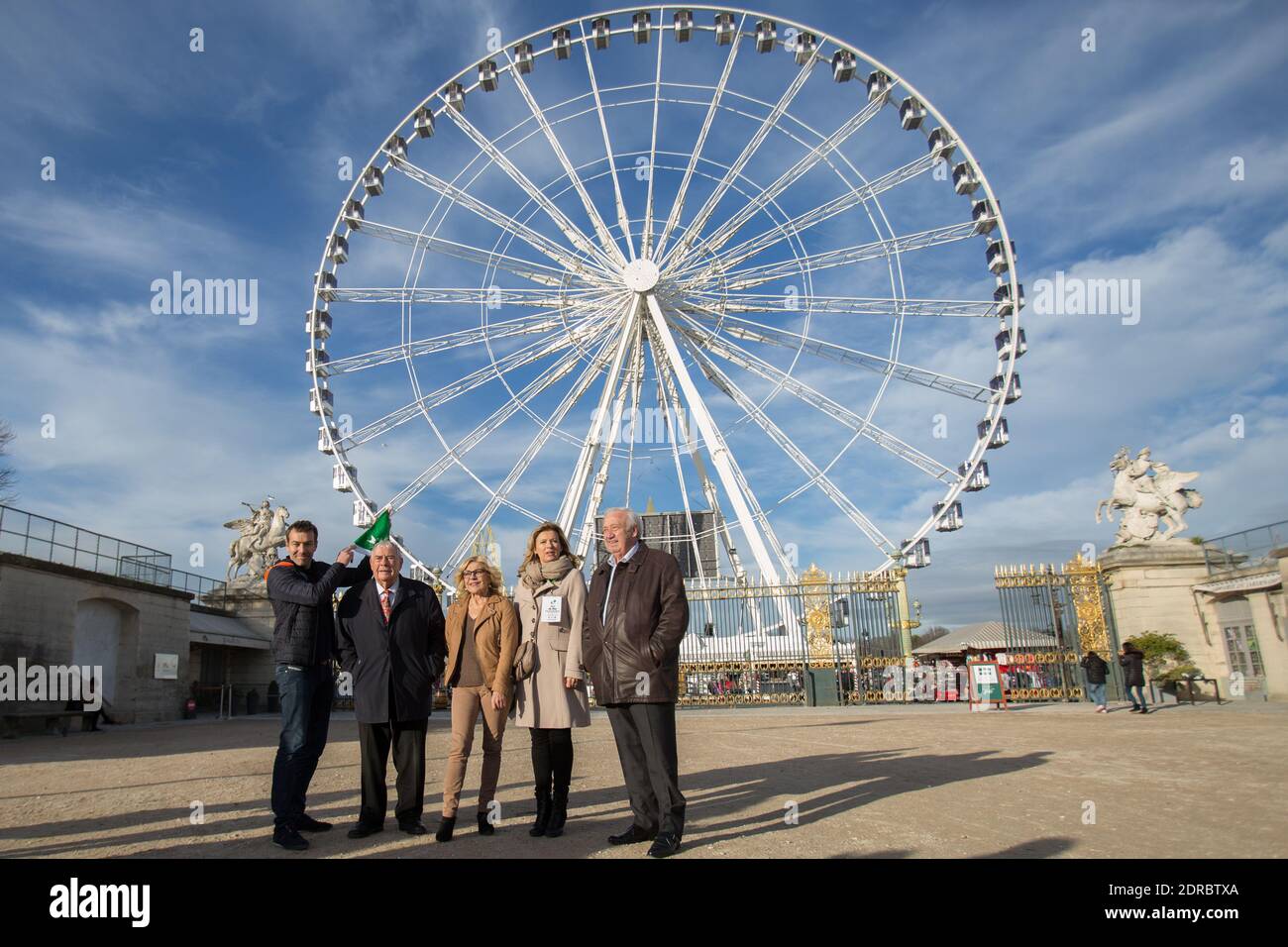 MARC-EMMANUEL DUFOUR, ANIMATEUR DE L'EMISSION 'TOUS ENSEMBLE', JULIEN LAUPRETRE, PRESIDENT DU SECOURS POPULAIRE FRANCAIS, NICOLETTA , VALERIE TRIERWEILER ET MARCEL CAMPION - LE SECOURS POPULAIRE, MARCEL CAMPION ET LE MONDE FESTIF INVITENT 1000 ENFANTS D'ILE DE FRANCE A LA GRANDE ROUE PLACE DE LA CONCORDE POUR L'OPERATION 'LES PERES NOEL VERTS' AU PROFIT DES ENFANTS DEFAVORISES. Foto von Nasser Berzane/ABACAPRESS.COM Stockfoto