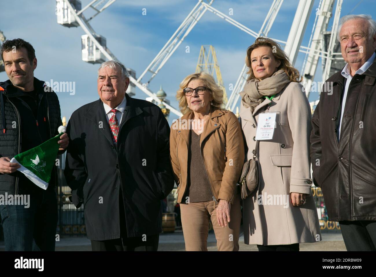 MARC-EMMANUEL DUFOUR, ANIMATEUR DE L'EMISSION 'TOUS ENSEMBLE', JULIEN LAUPRETRE, PRESIDENT DU SECOURS POPULAIRE FRANCAIS, NICOLETTA , VALERIE TRIERWEILER ET MARCEL CAMPION - LE SECOURS POPULAIRE, MARCEL CAMPION ET LE MONDE FESTIF INVITENT 1000 ENFANTS D'ILE DE FRANCE A LA GRANDE ROUE PLACE DE LA CONCORDE POUR L'OPERATION 'LES PERES NOEL VERTS' AU PROFIT DES ENFANTS DEFAVORISES. Foto von Nasser Berzane/ABACAPRESS.COM Stockfoto