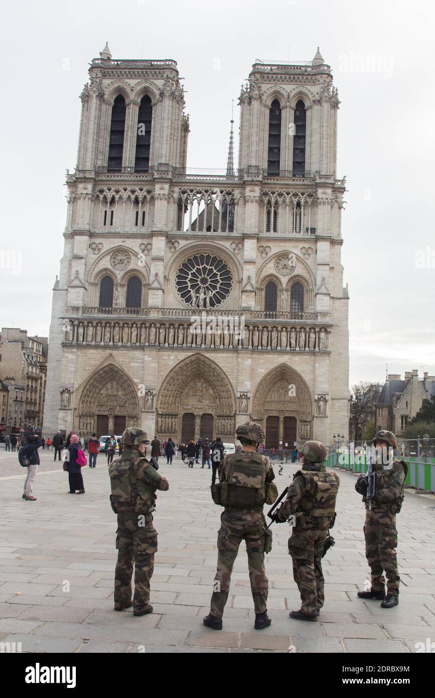 NOTRE DAME DE PARIS FERMEE - PARIS AU LENDEMAIN DES ATTENTATS DU 13/11/2015 Foto von Nasser Berzane/ABACAPRESS.COM Stockfoto