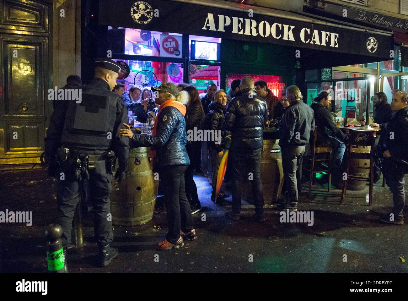 ATTENTATS DE PARIS - 7 JOURS APRES, LES FRANCAIS SE REUNISSENT PLACE DE LA REPUBLIQUE ET AU BATACLAN POUR FAIRE LA FETE ET PRIER FOTO VON NASSER BERZANE/ABACAPRESS.COM Stockfoto