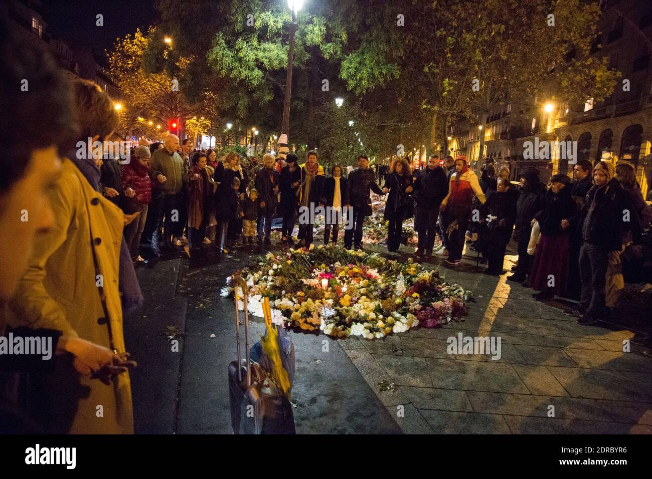 ATTENTATS DE PARIS - 7 JOURS APRES, LES FRANCAIS SE REUNISSENT PLACE DE LA REPUBLIQUE ET AU BATACLAN POUR FAIRE LA FETE ET PRIER FOTO VON NASSER BERZANE/ABACAPRESS.COM Stockfoto