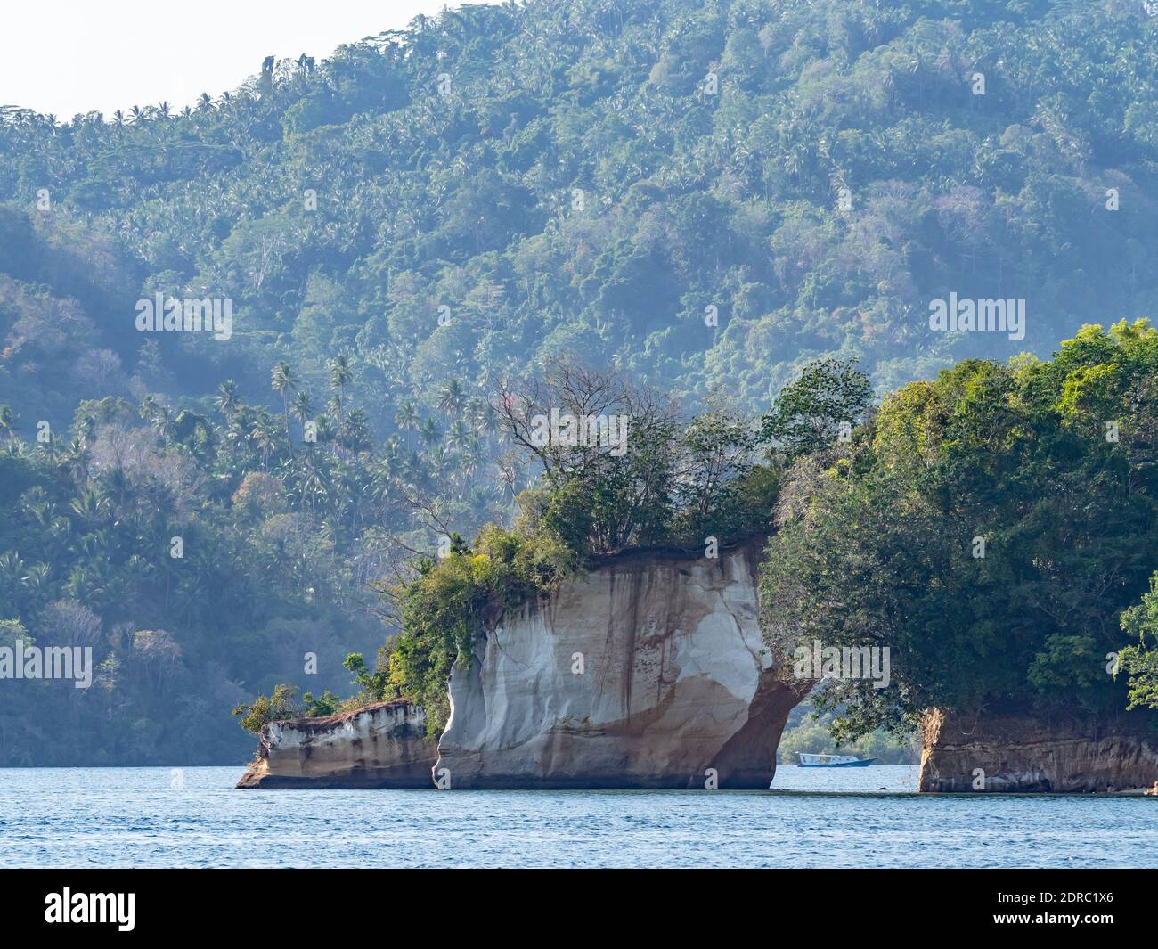 Plengkung Serena, eine kleine Insel an der Lembeh Strait zwischen Bitung auf Nord-Sulawesi und Lembeh Island in Indonesien. Die Lembeh Strait ist bekannt für Stockfoto