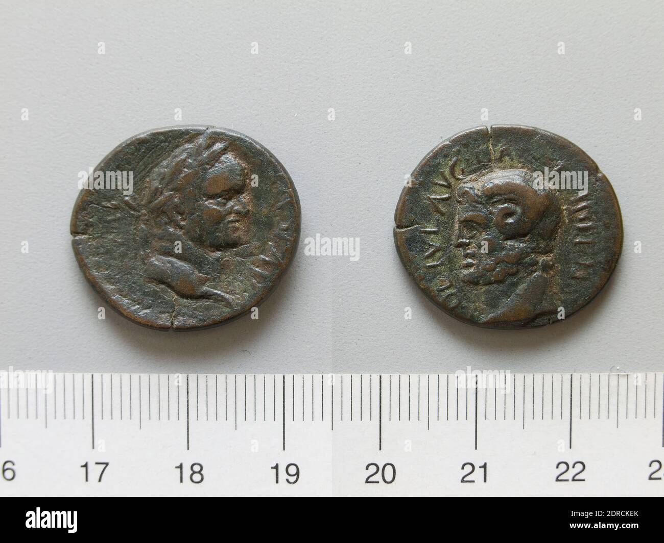 Herrscher: Titus, Kaiser von Rom, 39–81 n. Chr., regiert 79–81, Münzstätte: Cassandreia, Münze des Titus, Kaiser von Rom von Cassandreia, 80–81, Kupfer, 6.96 g, 7:00, 24.5 mm, Made in Cassandreia, Mazedonien, Griechisch, 1. Jahrhundert, Numismatik Stockfoto