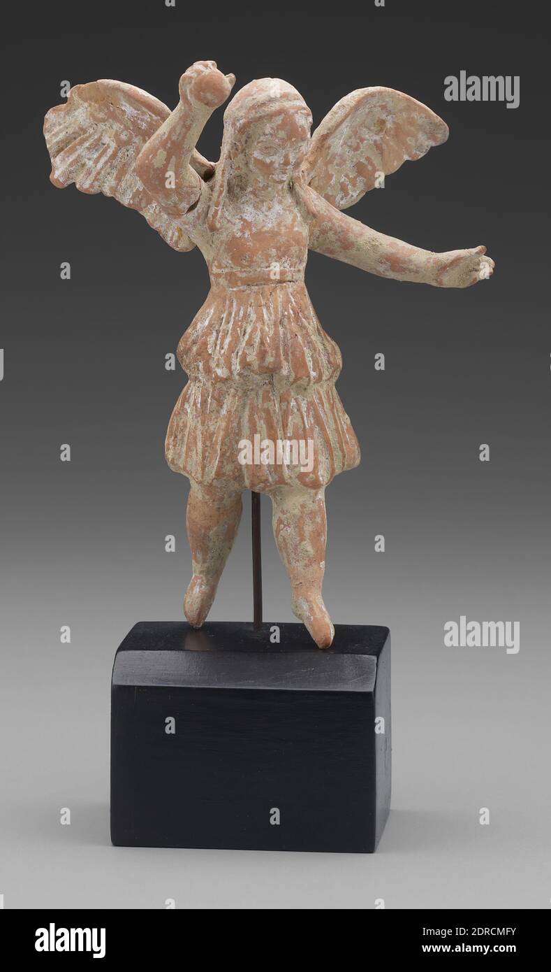 Figur von Eros, ca. 330–300 v. Chr., Terrakotta, 13.6 × 10.6 × 5 cm (5 3/8 × 4 3/16 × 1 15/16 Zoll), Griechisch, Böotisch, Hellenistisch, Skulptur Stockfoto