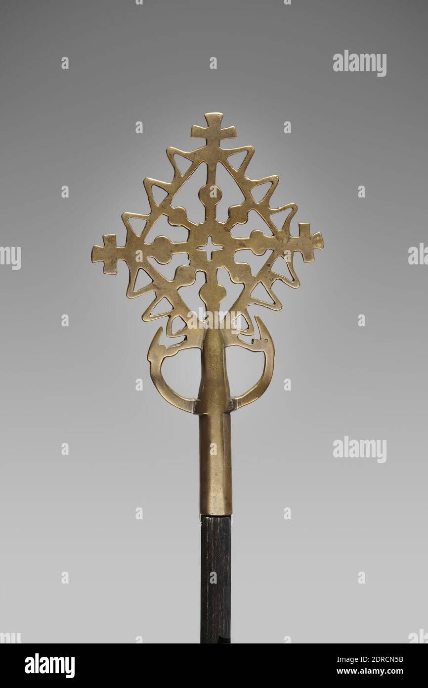 Christian Processional Cross, möglicherweise 13.–14. Jahrhundert, Kupferlegierung, 8 3/4 × 5 1/16 × 11/16Zoll (22.3 × 12.9 × 1.7 cm), hergestellt in der Provinz Nord-Lasta oder Tigre, Äthiopien, orthodoxe Tewahedo-Kirche, 13.–14. Jahrhundert, Skulptur Stockfoto