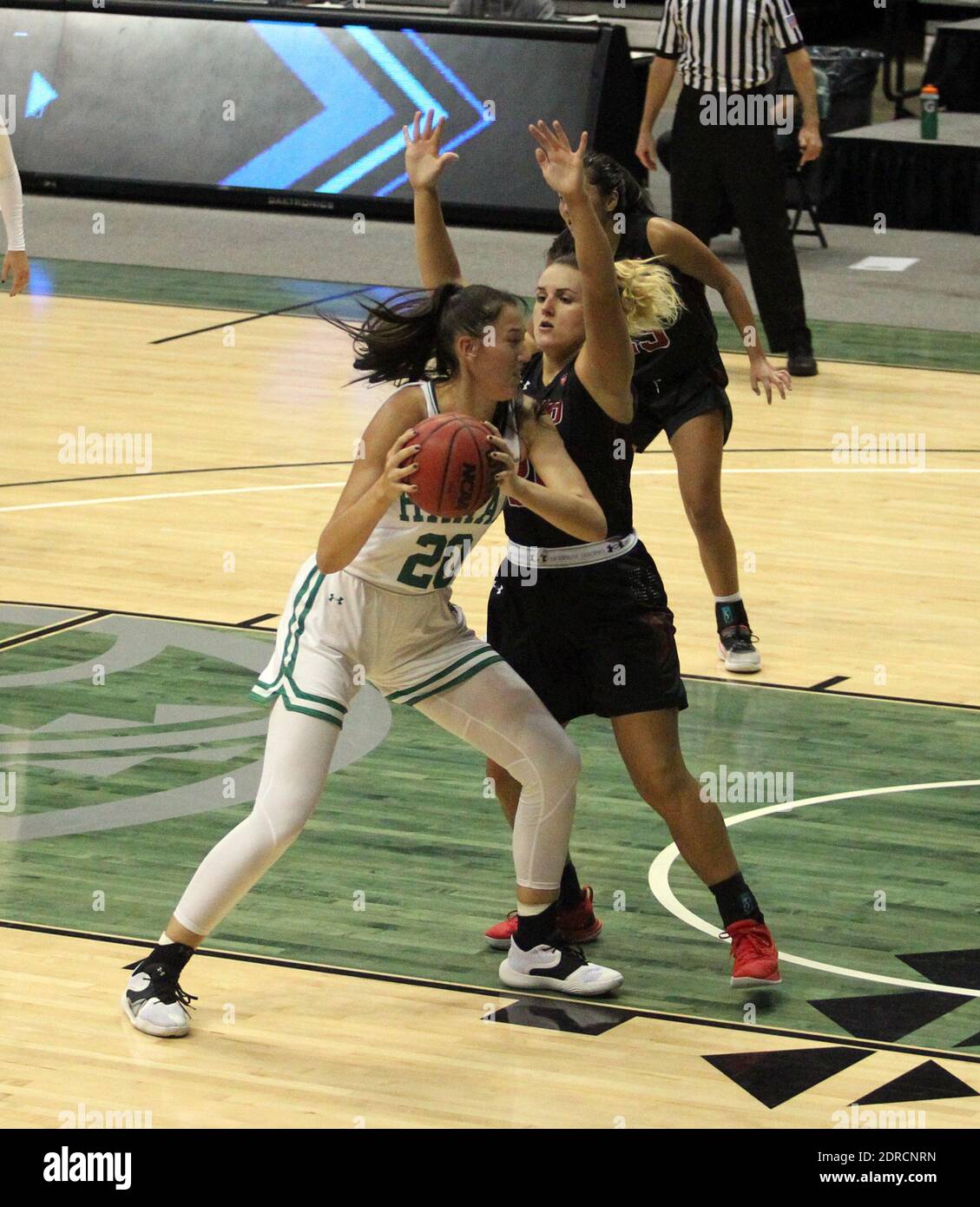 20. Dezember 2020 - Hawaii -Hilo Vulkane Forward Malia Lee #20 Wachen gegen Hawai'i Rainbow Wahine Center Alicja Falkowska #20 während eines Spiels zwischen den Hawaii Rainbow Warriors und den Hawaii-Hilo Vulcans in der simplifi Arena im Stan Sheriff Center in Honolulu, HI - Michael Sullivan/CSM Stockfoto