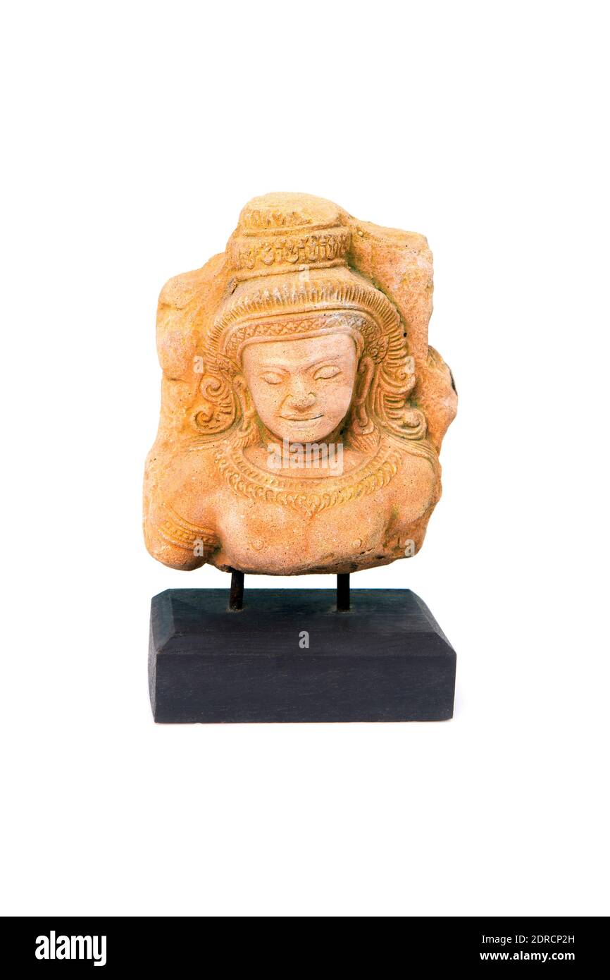 Kleine apsara-Statue auf einem Holzsockel als Souvenir für Touristen auf weißem Hintergrund. Stockfoto