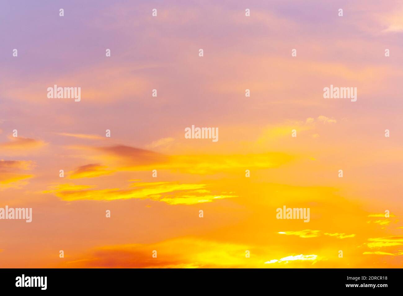 Schöne orange und gelb Abend dunkle Wolke Stockfoto