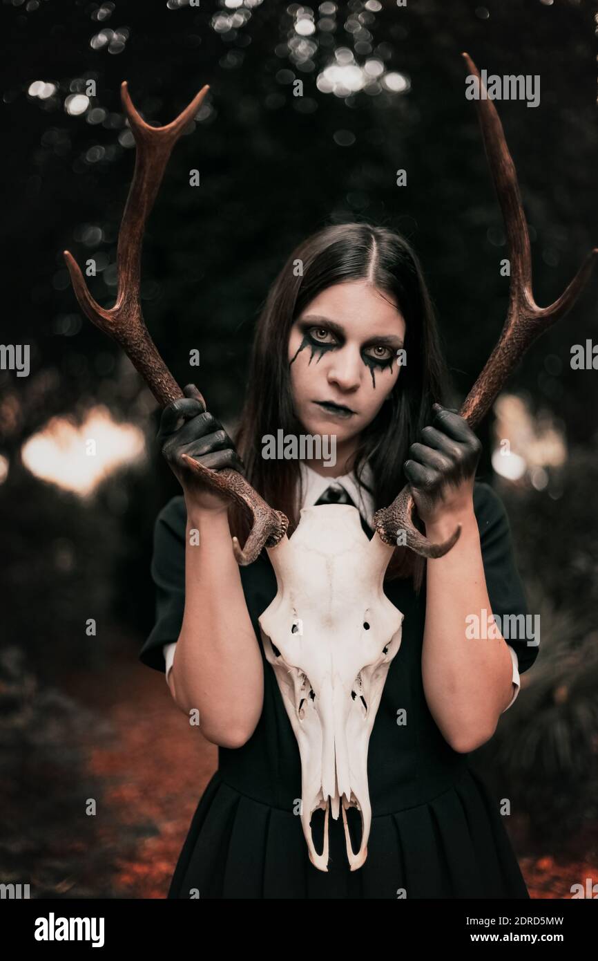 Portrait Einer Frau Im Halloween Kostüm, Die Im Wald Jagdtrophäe Hält  Stockfotografie - Alamy