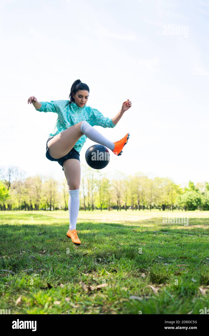 Junge Frau übt Fußball mit Ball. Stockfoto