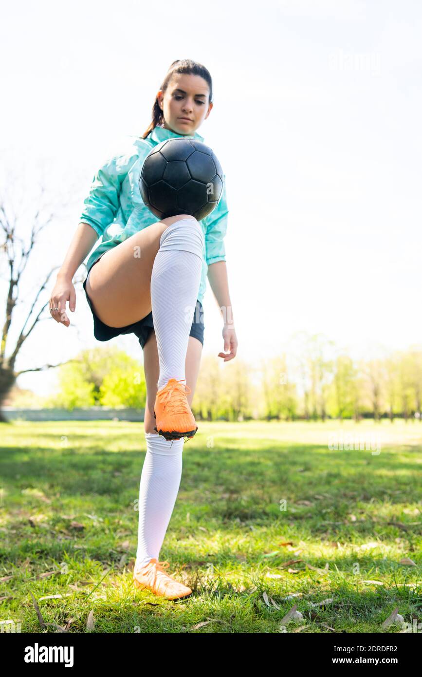 Junge Frau übt Fußball mit Ball. Stockfoto