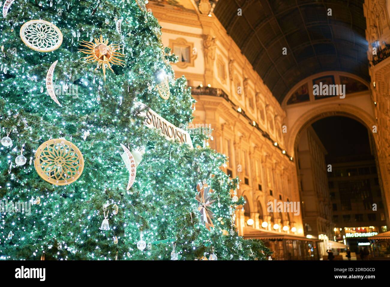 Mailand, Italien - 15. Dezember 2020: Digitaler Weihnachtsbaum Swarovski 2020 im Zentrum der Galleria Vittorio Emanuele II vor der Swarovski Boutique Stockfoto