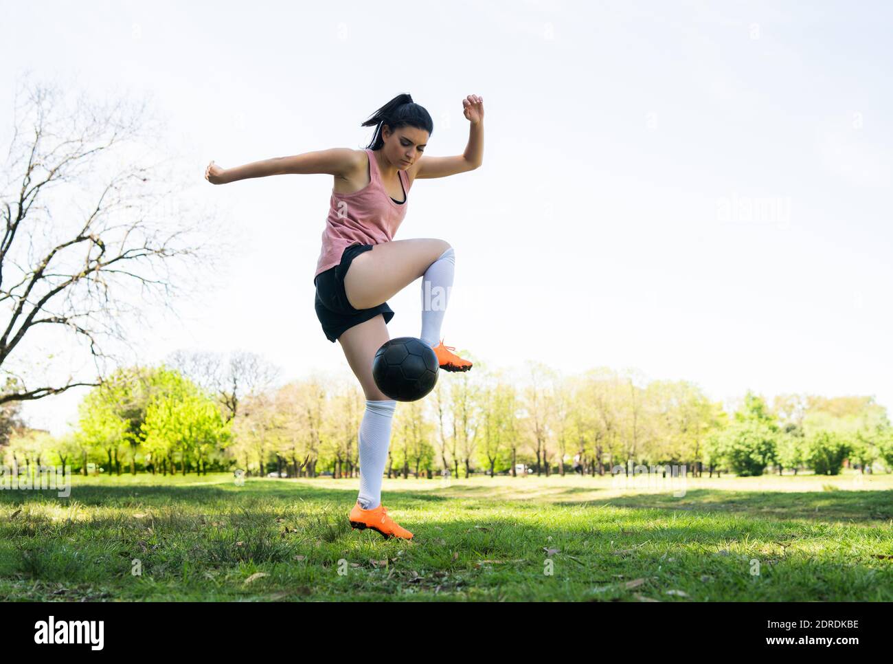 Junge Fußballspielerin übt auf dem Feld. Stockfoto
