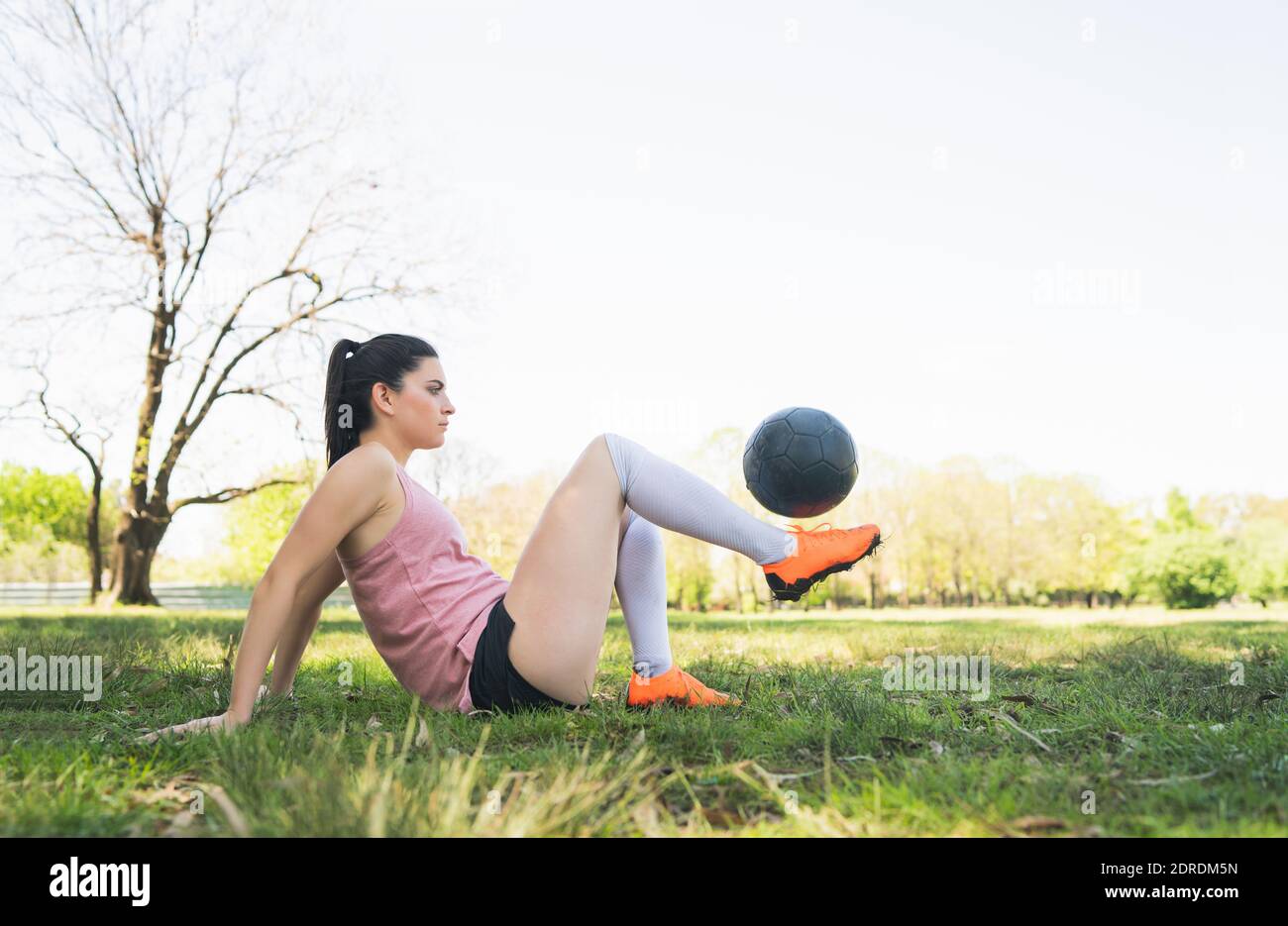 Junge Fußballspielerin übt auf dem Feld. Stockfoto