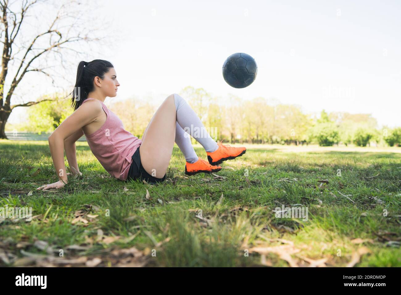 Junge Fußballspielerin übt auf dem Feld. Stockfoto