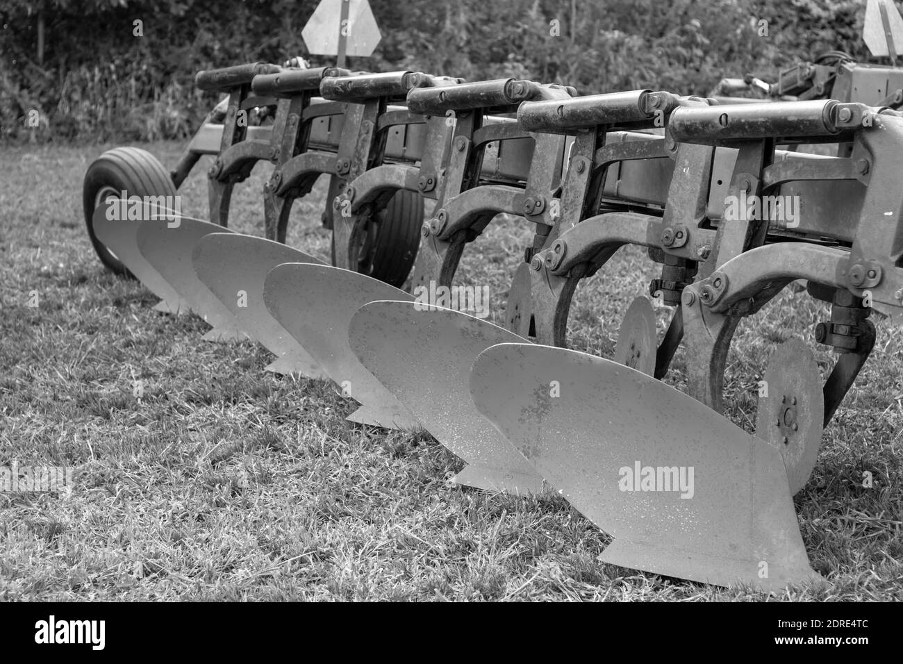 Nahaufnahme abstrakte Ansicht eines Vintage-Traktor gezeichnete Moldboard Pflug Bauernhof Anbaugerät, verwendet, um Pflug und graben und Boden gründlich pflügen Stockfoto
