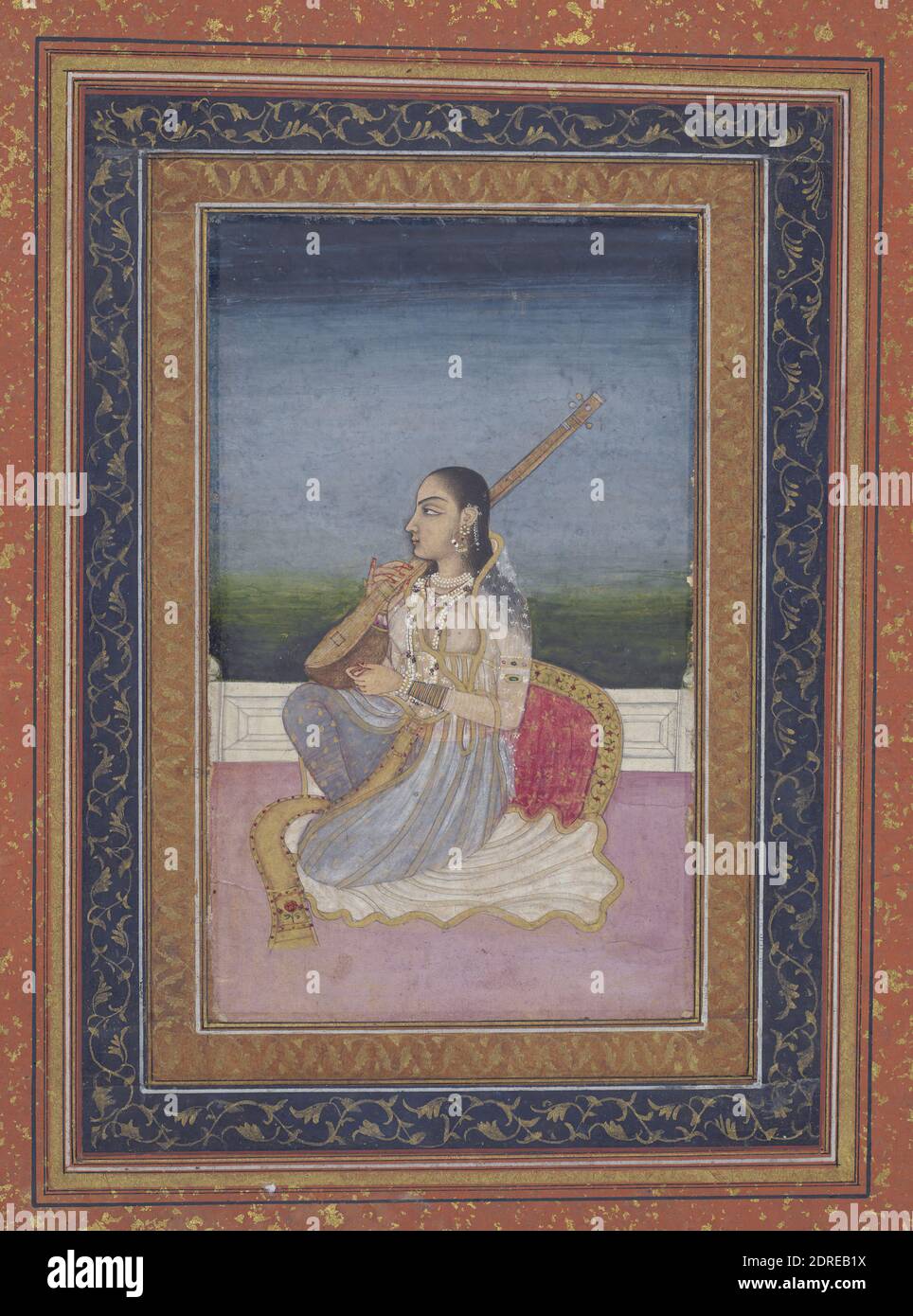 Musiker, der die Tanpura spielt, Ende des 18. Jahrhunderts, opakes Aquarell und Gold auf Papier, 5 9/16 × 3 3/8 Zoll (14.2 × 8.5 cm), der aufwendige Schmuck und die elegante Kleidung kennzeichnen diese einsame Frau als Mitglied des Hofes. Sie besitzt eine Tanpura, ein langhalsiges Saiteninstrument, das aus Indien stammt und für verschiedene Genres der indischen Musik verwendet wird. Sie spielt nicht das Instrument; sie hat vielleicht eine Pause eingelegt oder wartet vielleicht auf einen Freund oder Liebhaber. , Indien, Inder, Islamischer, Mughal-Dynastie (1526–1857), Gemälde Stockfoto