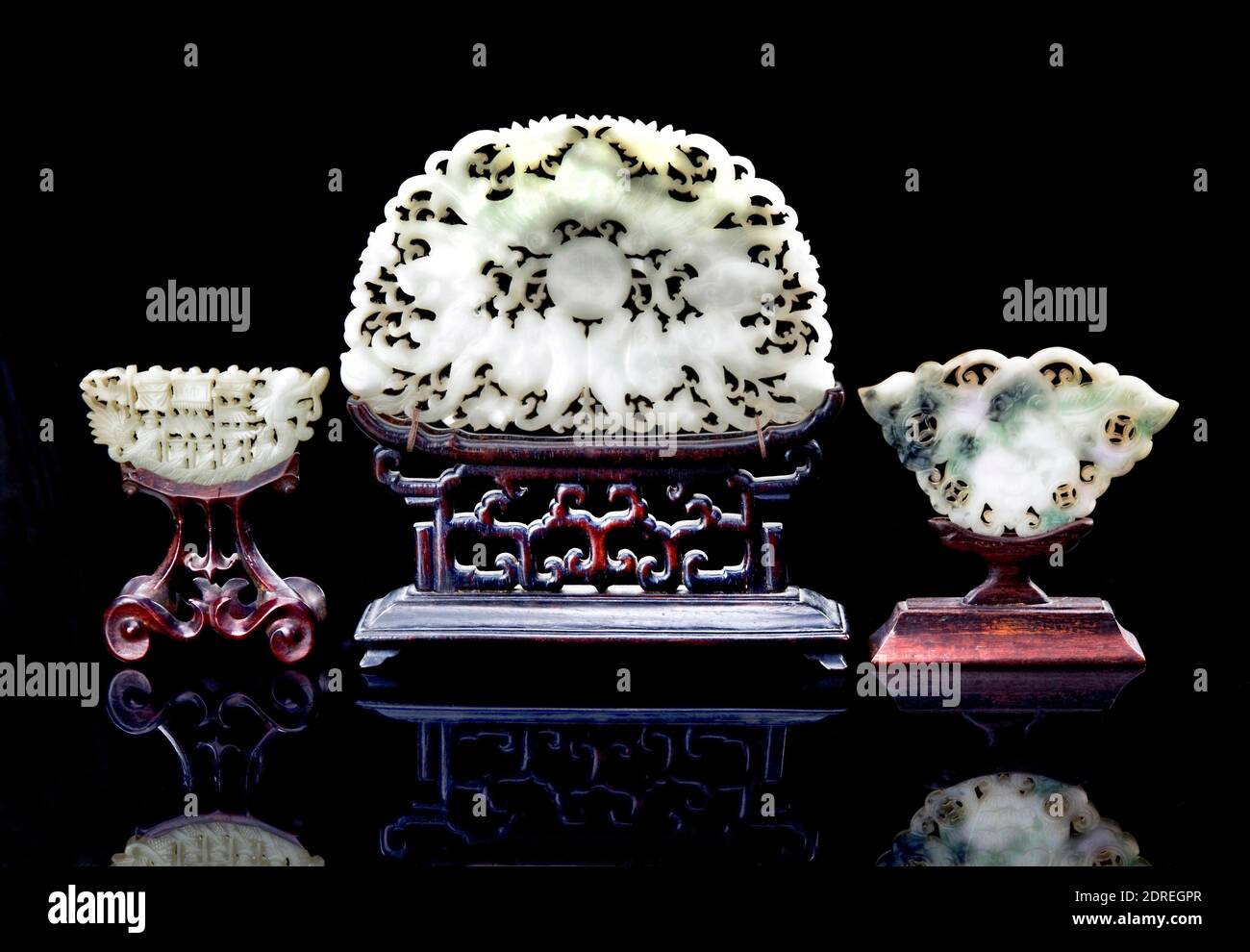 19. Centure chinesische nephrite Jade Bildschirme mit antikem hölzernen Stands.. Stockfoto
