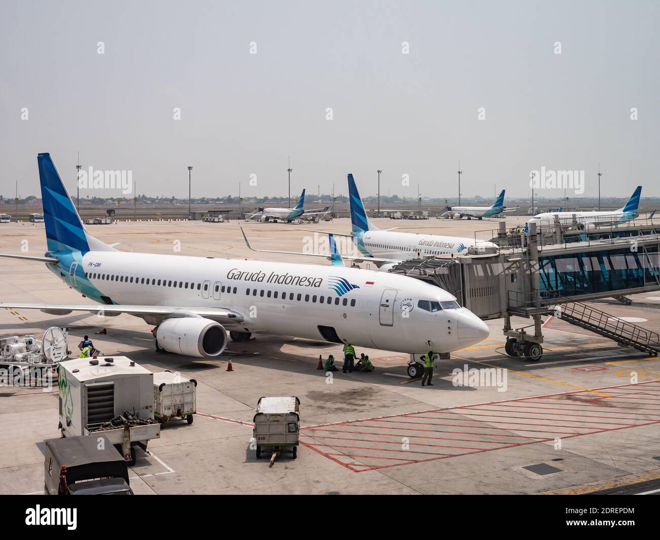 Mehrere Garuda Indonesia Boeing 737 im Terminal 3, Soekarno–Hatta International Airport in Jakarta, Indonesien. Stockfoto