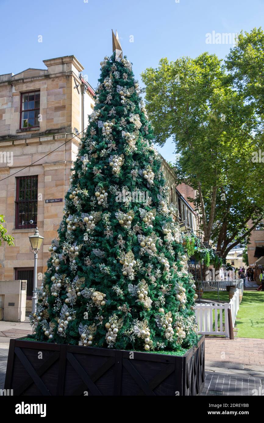 The Rocks im Stadtzentrum von Sydney, traditionelle Weihnachtsmärkte mit Ständen, Weihnachtsschmuck und Weihnachtsbaum, Sydney, Australien Stockfoto