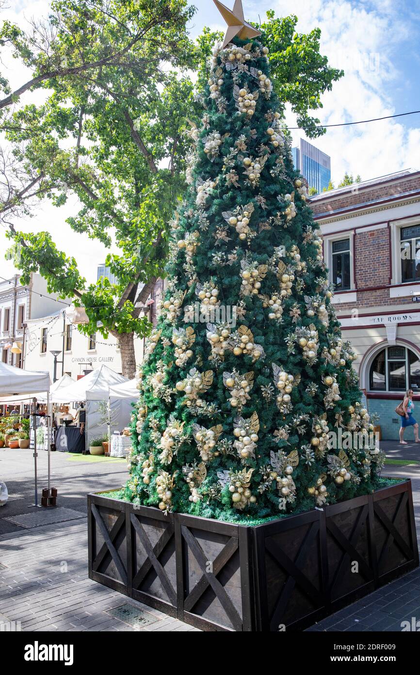 The Rocks im Stadtzentrum von Sydney, traditionelle Weihnachtsmärkte mit Ständen, Weihnachtsschmuck und Weihnachtsbaum, Sydney, Australien Stockfoto